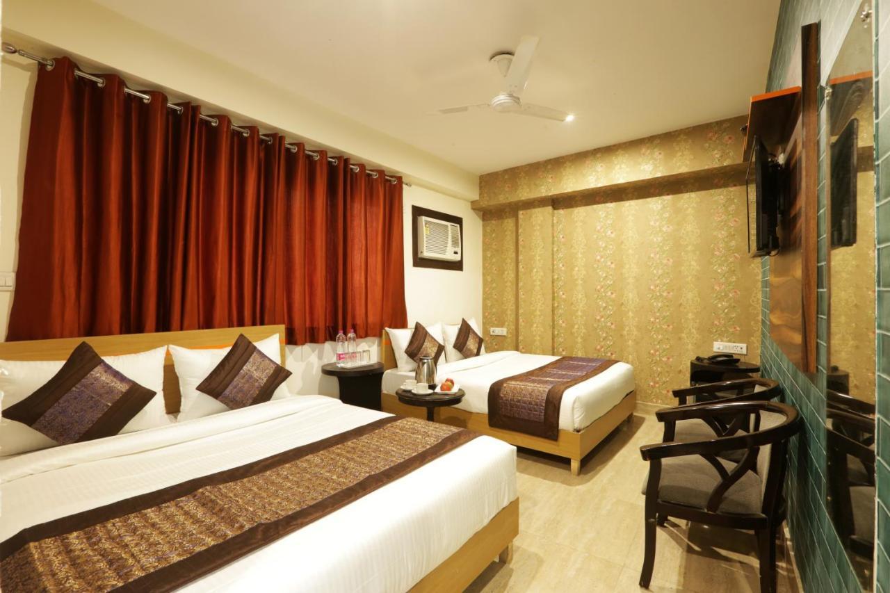 Green Plaza At Airport Hotel New Delhi Exterior photo